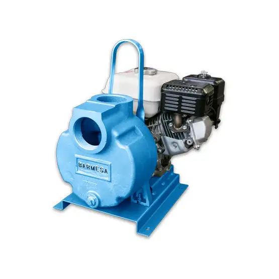 Vista frontal de la bomba autocebante modelo 13M-17M de Barmesa Pumps con motor a gasolina, utilizada en aplicaciones de riego y suministro de agua